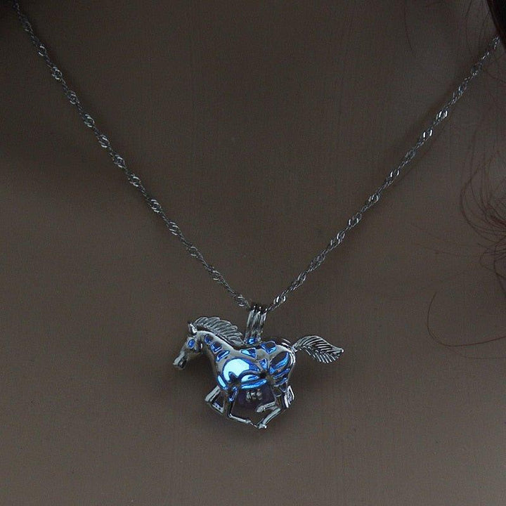 Collier avec pendentif cheval galopant en pierre bleue lumineuse - MonPendentif