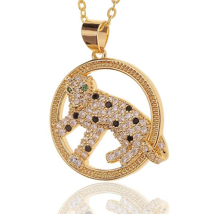 Collier avec pendentif panthère en cristaux dans un anneau plaqué or - MonPendentif