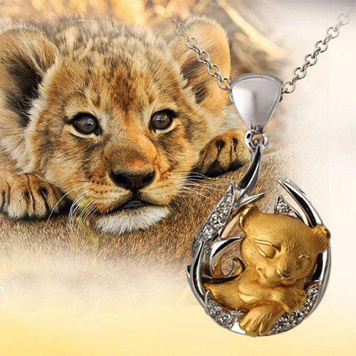 Collier pendentif bébé lion dormant plaqué or / argent - MonPendentif