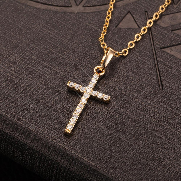Collier pendentif croix catholique simple et fine avec strass plaqué or / argent - MonPendentif