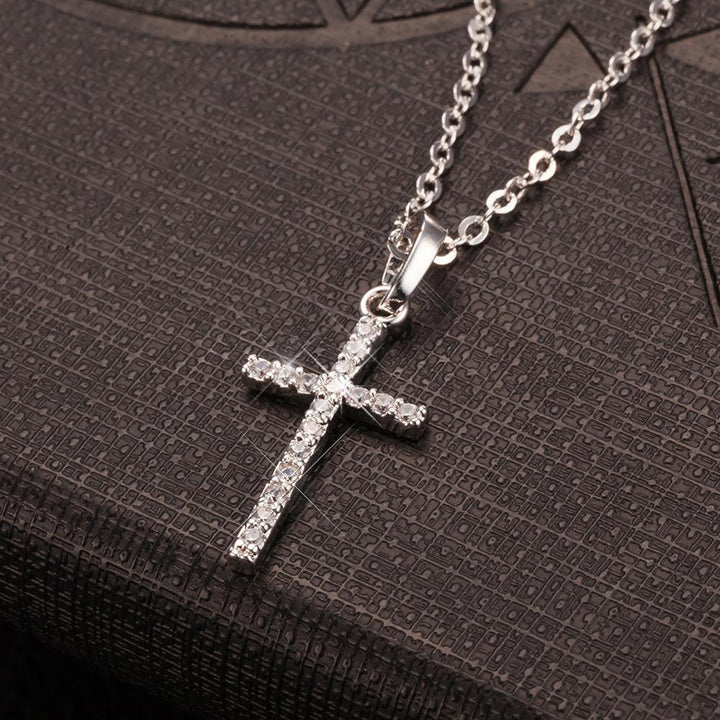 Collier pendentif croix catholique simple et fine avec strass plaqué or / argent - MonPendentif