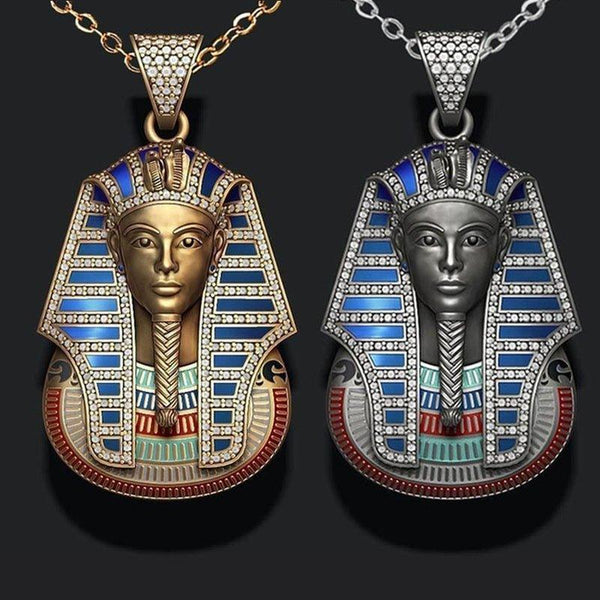 Collier pendentif égyptien Sphinx de 2 couleurs : Or et Argent. Les 2 pendentifs en acier inoxydable ont une chaine en acier inoxydable. les colliers sont sur on fond noir. 