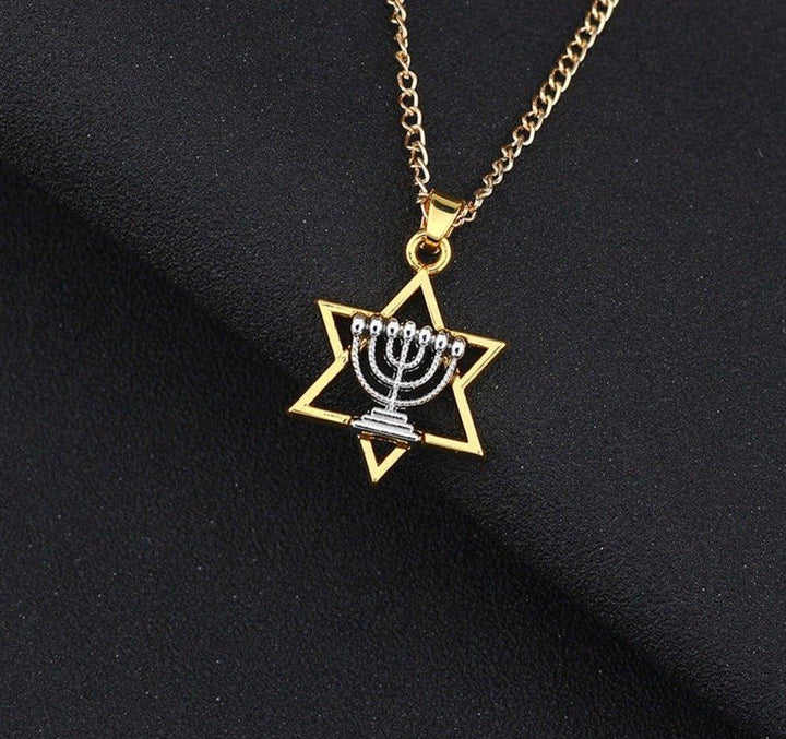 collier avec pendentif étoile de david couleur or et ménorah couleur argent