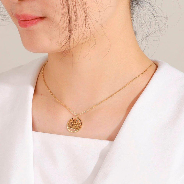 Collier pendentif fleur de lotus plat rond plaqué or / argent - MonPendentif