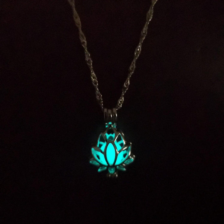 Collier pendentif fleur de lotus relief pierre lumineuse - MonPendentif