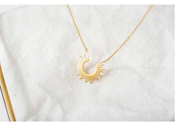 Collier pendentif soleil demi-cercle plaqué or / argent - MonPendentif
