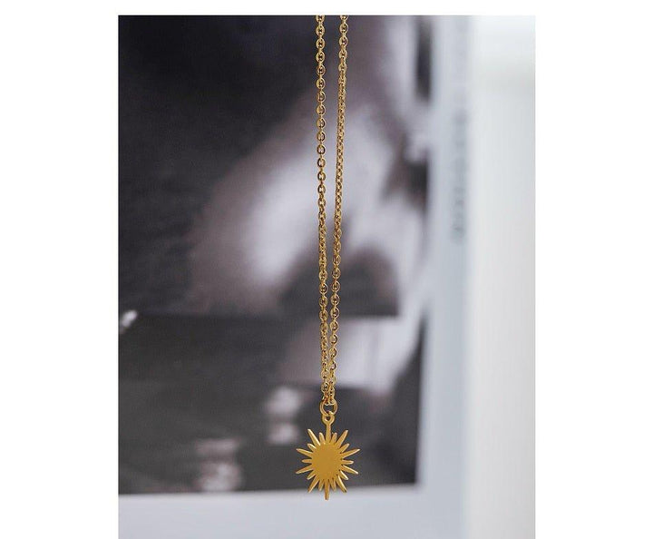 Collier pendentif soleil irrégulier plat plaqué or - MonPendentif