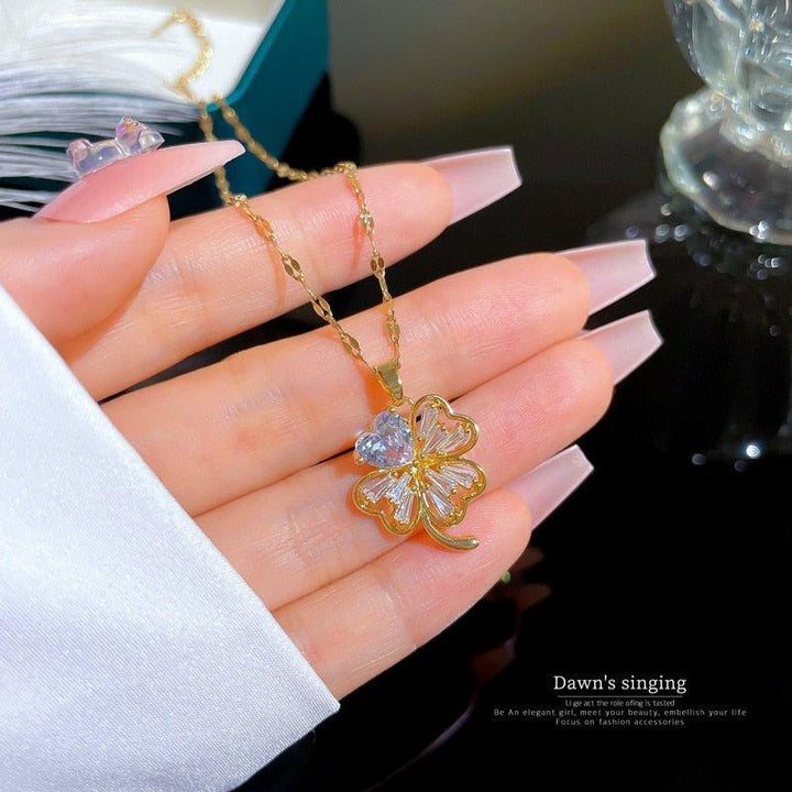 Collier pendentif trèfle en plaqué or cristaux détail coeur - MonPendentif